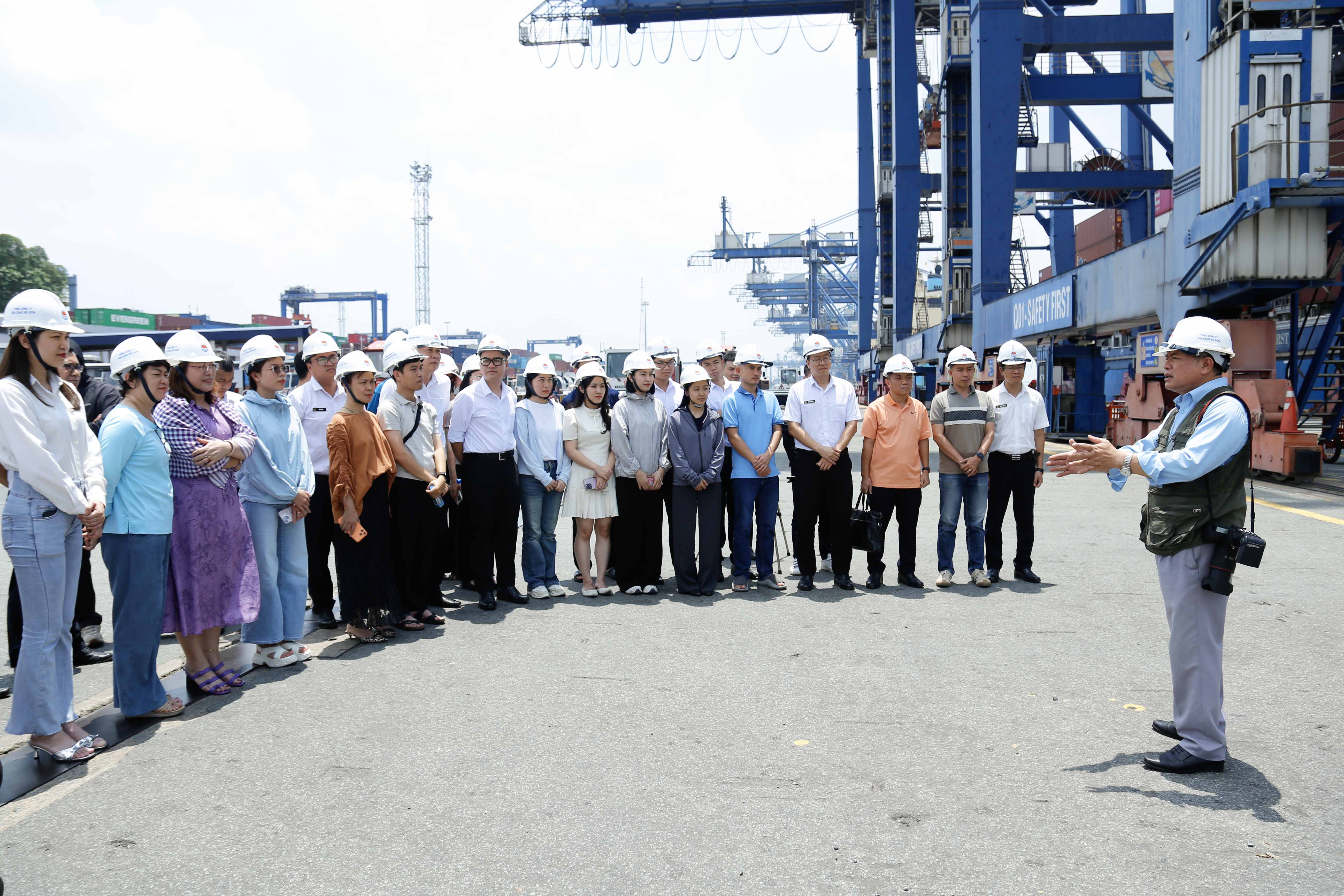 Nhà báo Phạm Đức Trọng hướng dẫn học viên tác nghiệp tại hiện trường