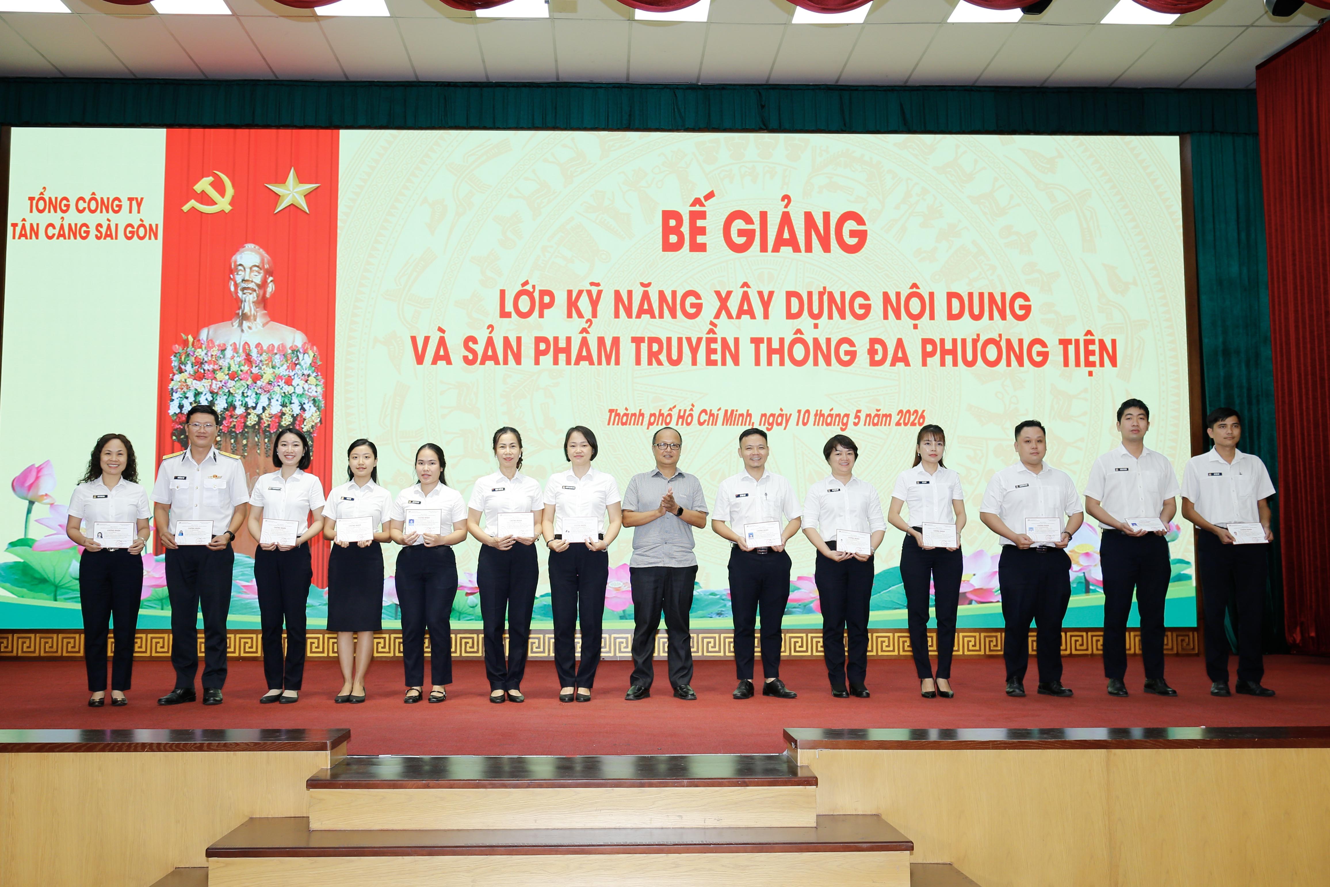 Ths Nguyễn Minh Thăng - Phó Hiệu Trưởng Trường Cao đẳng phát trnha và truyền hình II trao giấy chứng nhận cho học viên