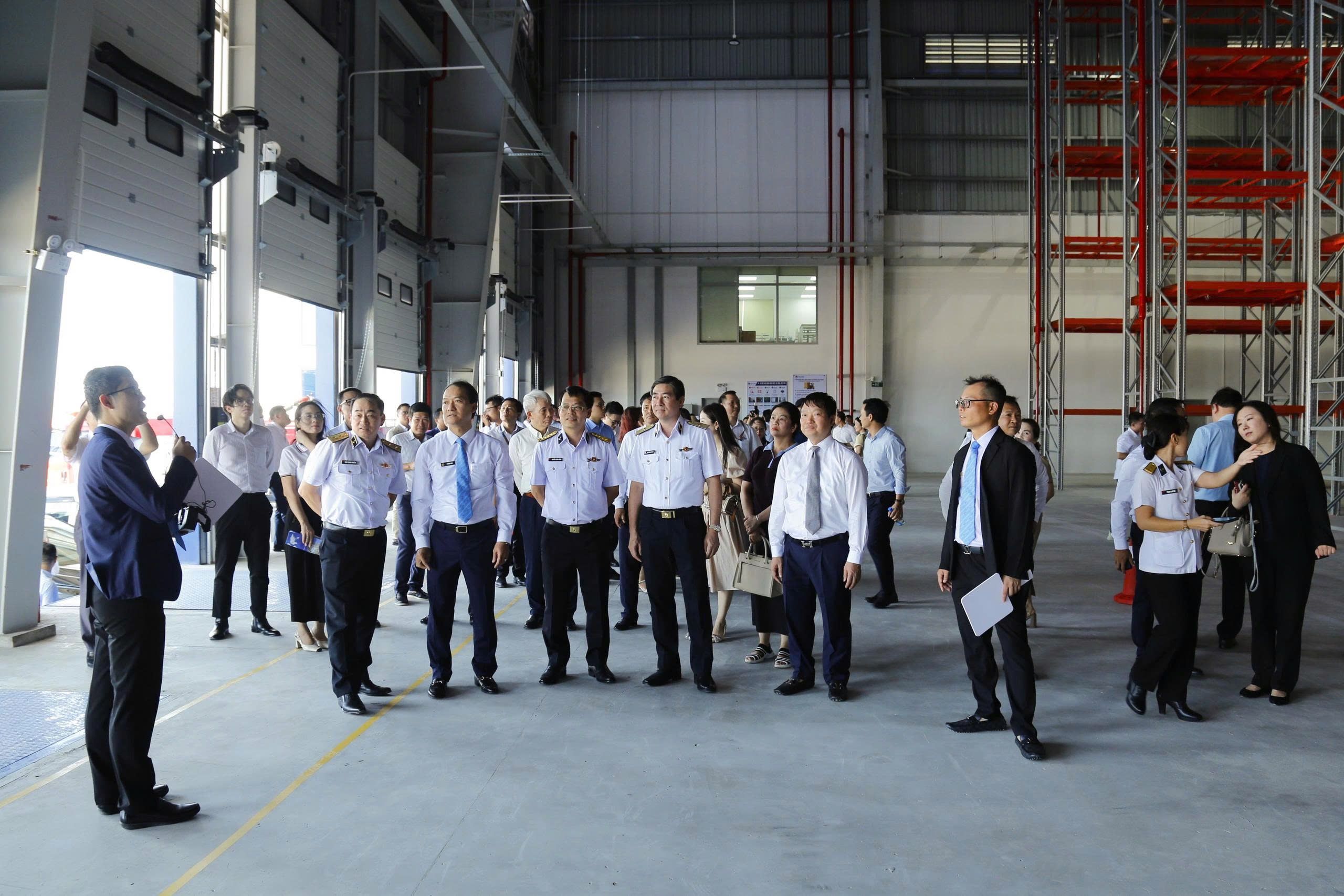 Các đại biểu và khách hàng, đối tác thăm quan kho