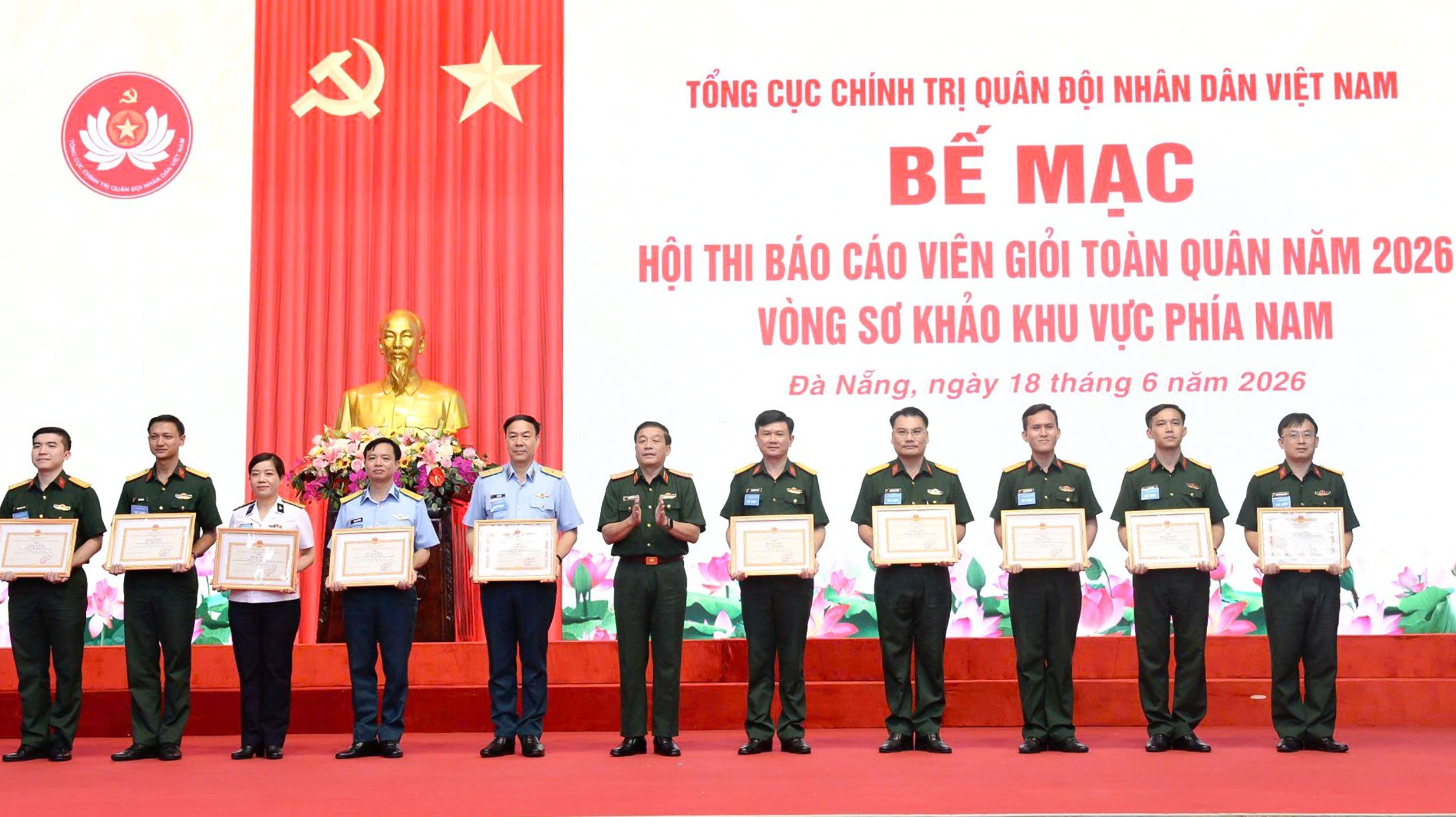 Thượng tướng Trương Thiên Tô trao bằng khen tặng các đồng chí đoạt giải nhất, giải nhì