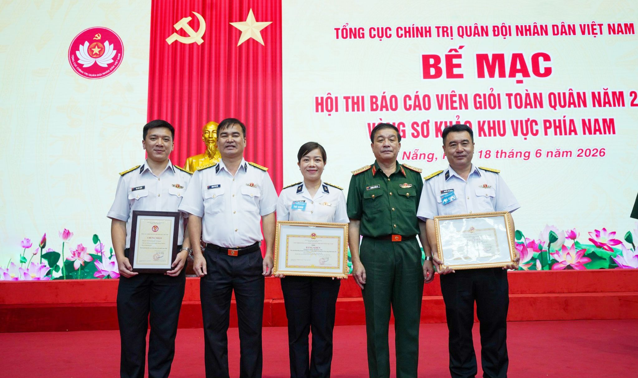 Thượng tướng Trương Thiên Tô chụp hình lưu niệm với đoàn công tác của Binh đoàn 20 và thí sinh đạt giải