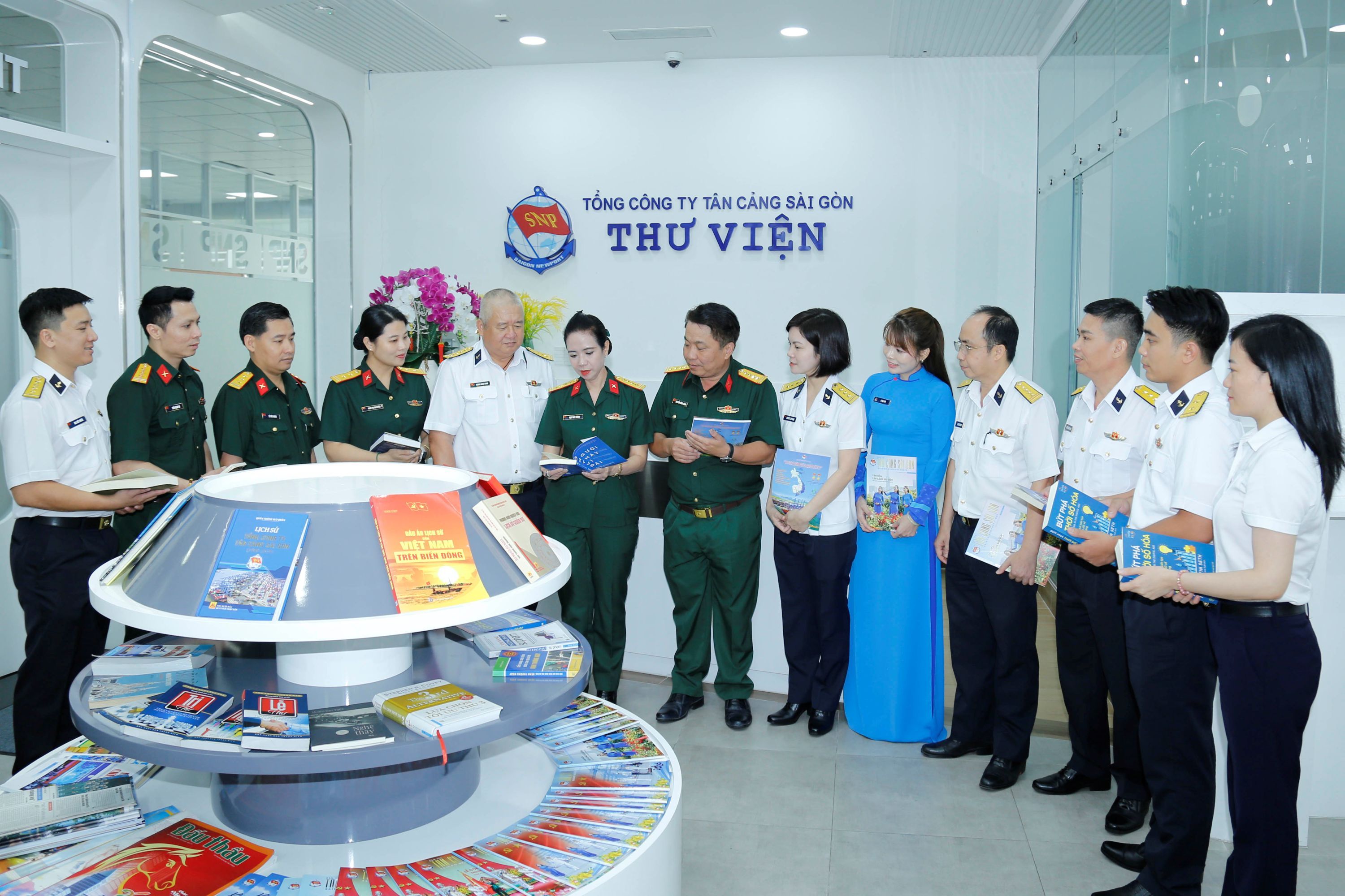 Triển lãm sách “Khơi nguồn biển xanh - vươn tầm thương hiệu - giữ vững chủ quyền”