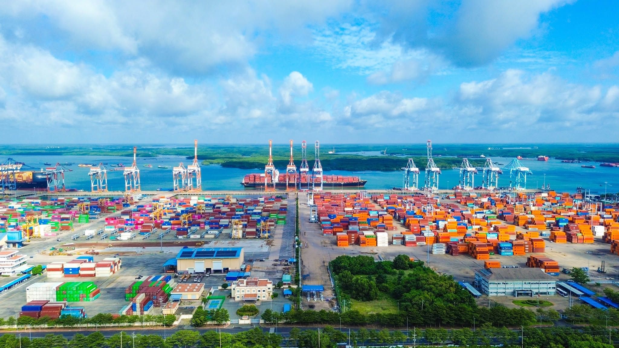 TCTT – CMIT Chính thức khai thác bến chung: Dấu mốc kết nối hạ tầng hai bến cảng độc lập đầu tiên tại Việt Nam cùng tiếp nhận tàu container dài 335,63m