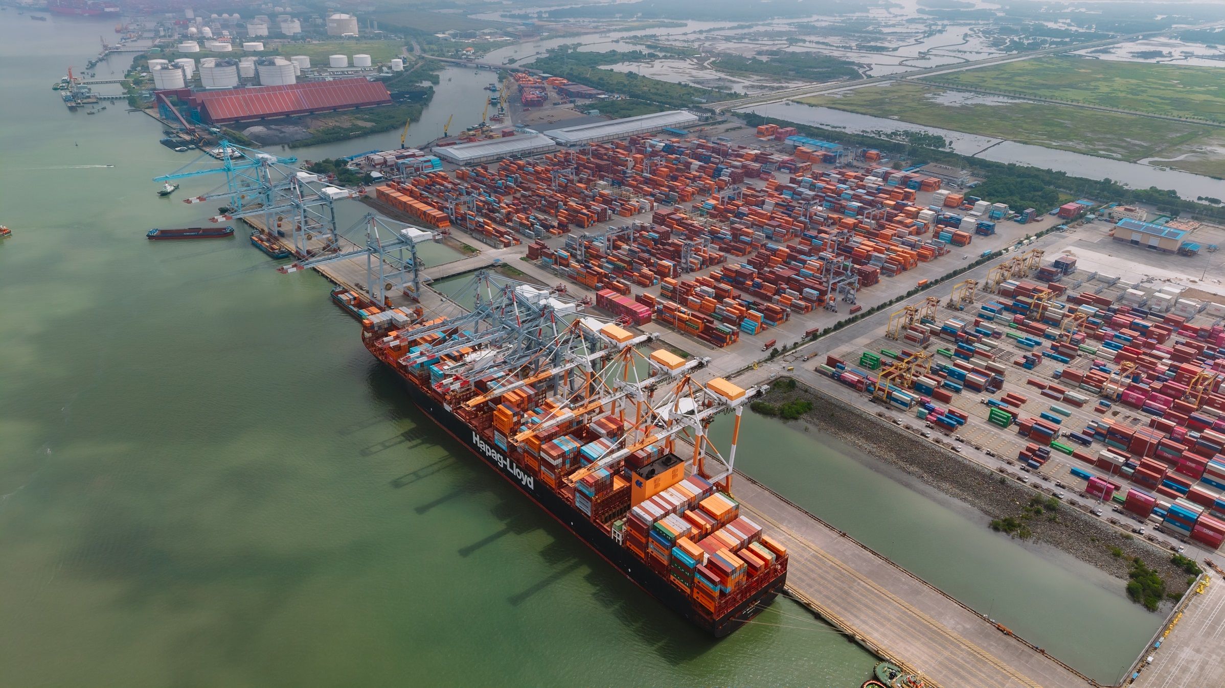Tàu AIN SNAN EXPRESS thuộc hãng tàu Hapag-Lloyd khai thác tại Bến chung TCTT - CMIT trong buổi lễ công bố