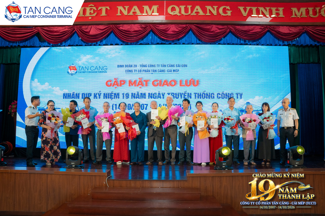 Đại diện lãnh đạo TCCT trao hoa và quà tri ân các bậc sinh thành của người lao động nhân dịp kỷ niệm 19 năm ngày truyền thống Công ty.