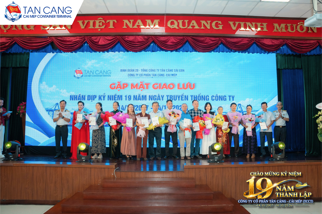 Đại diện lãnh đạo TCCT trao hoa và quà tri ân các bậc sinh thành của người lao động nhân dịp kỷ niệm 19 năm ngày truyền thống Công ty.