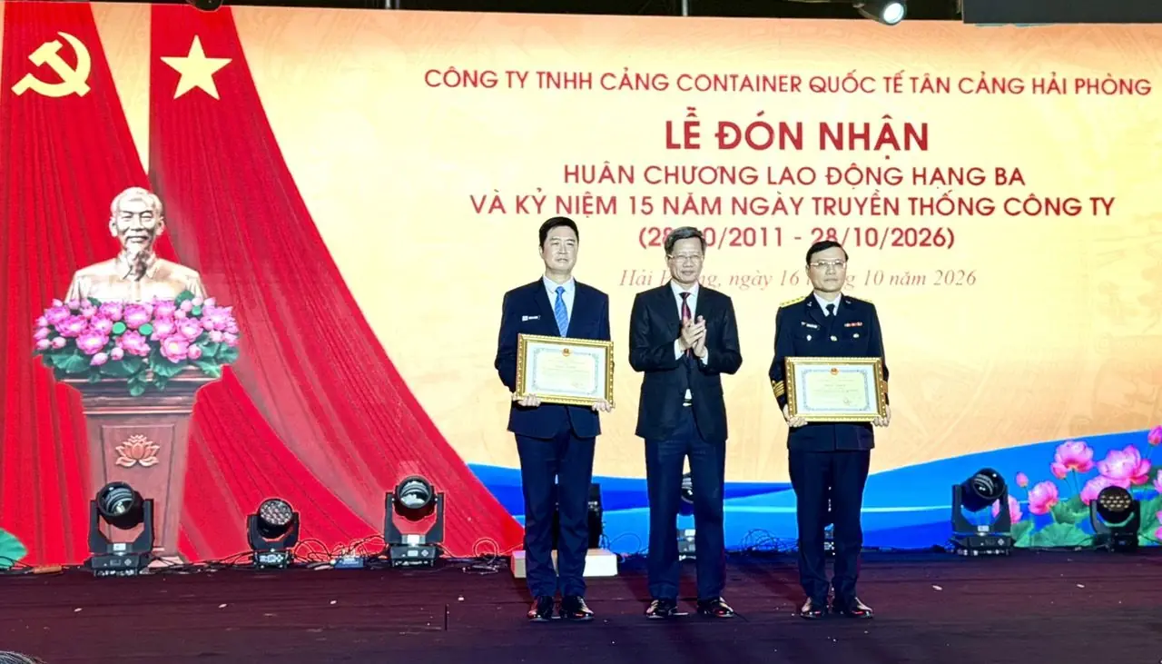 Ông Lê Anh Quân, Phó Chủ tịch Thường trực UBND TP. Hải Phòng trao bằng khen tặng các tập thể, cá nhân có thành tích xuất sắc