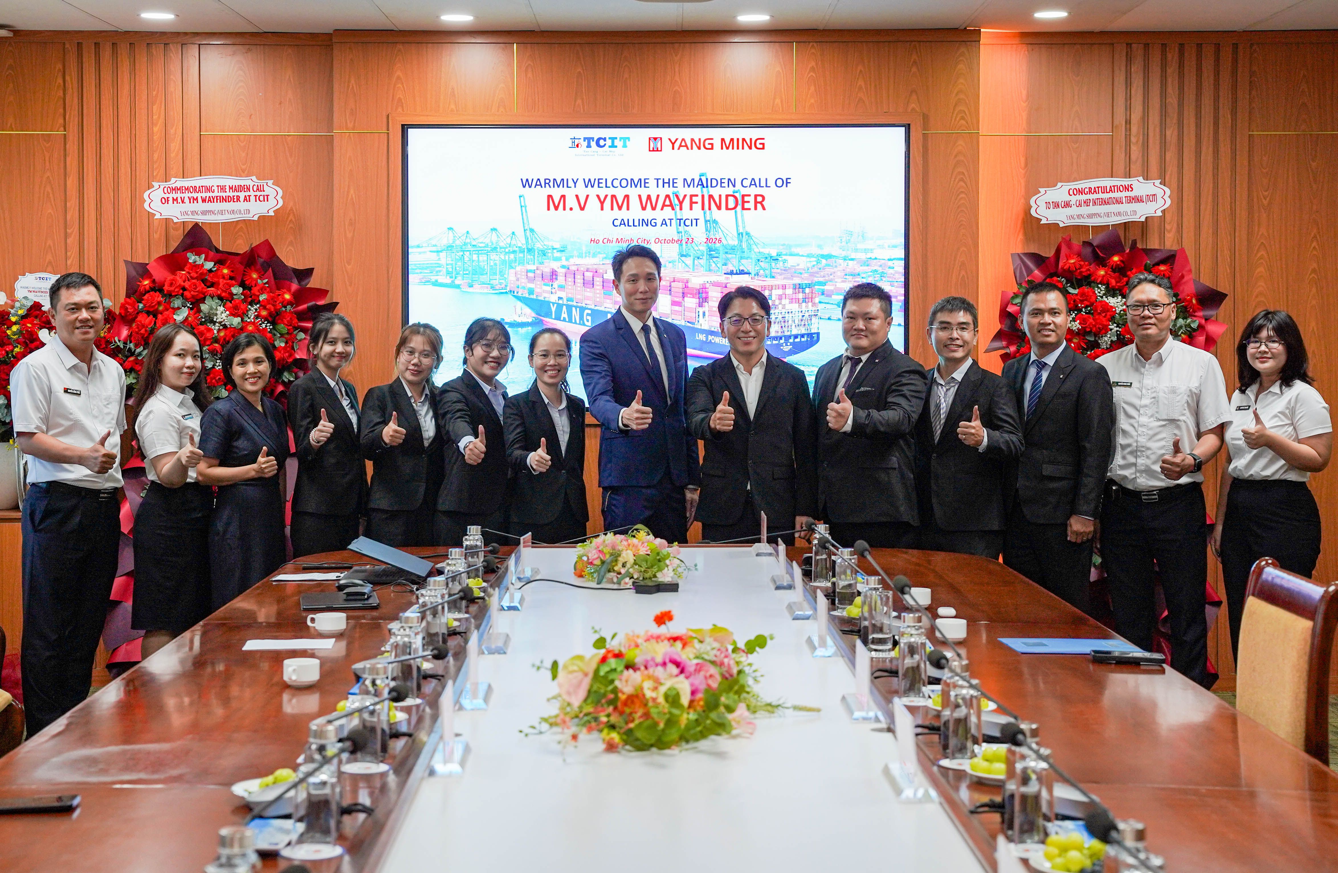 Đại diện TCIT cùng Yang Ming chào đón tàu YM WAYFINDER